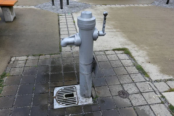 Rote Wasserleitung Aus Metall Und Ein Wasserhahn Für Trinkwasser — Stockfoto