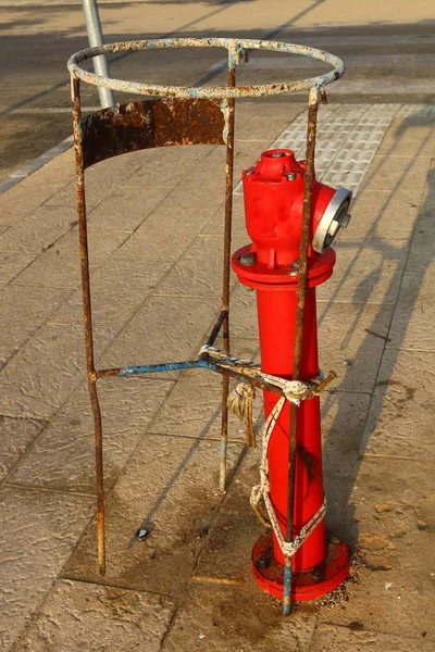 Rote Wasserleitung Aus Metall Und Ein Wasserhahn Für Trinkwasser — Stockfoto