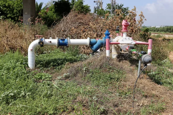 Rote Wasserleitung Aus Metall Und Ein Wasserhahn Für Trinkwasser — Stockfoto