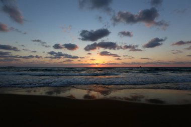 Güneş ufukta Akdeniz'de ayarlar ve gün sona erer 