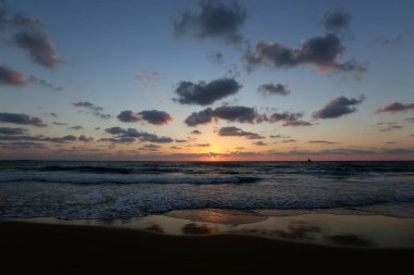 Güneş ufukta Akdeniz'de ayarlar ve gün sona erer 