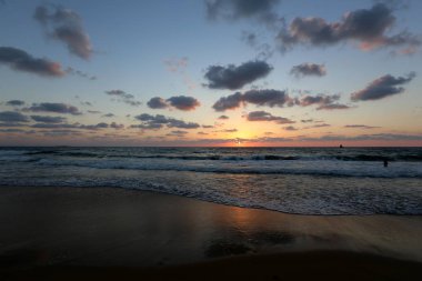 Güneş ufukta Akdeniz'de ayarlar ve gün sona erer 