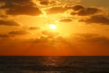 Güneş ufukta Akdeniz'de ayarlar ve gün sona erer 