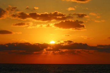 Güneş ufukta Akdeniz'de ayarlar ve gün sona erer 