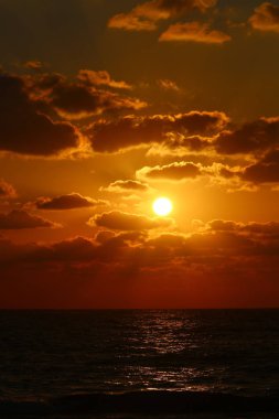 Güneş ufukta Akdeniz'de ayarlar ve gün sona erer 