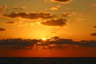 Güneş ufukta Akdeniz'de ayarlar ve gün sona erer 