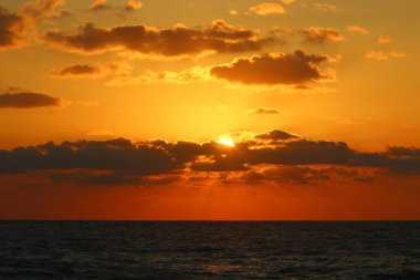 Güneş ufukta Akdeniz'de ayarlar ve gün sona erer 