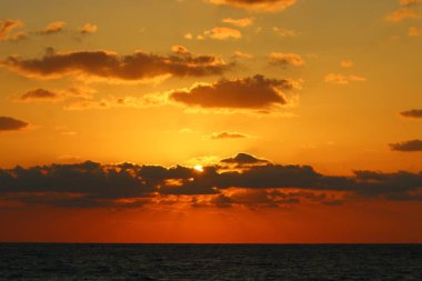 Güneş ufukta Akdeniz'de ayarlar ve gün sona erer 