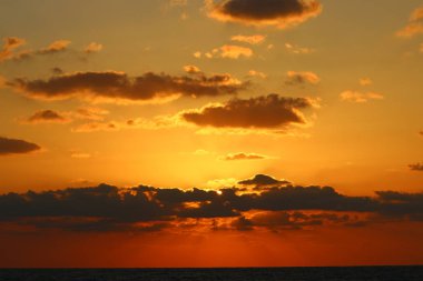 Güneş ufukta Akdeniz'de ayarlar ve gün sona erer 