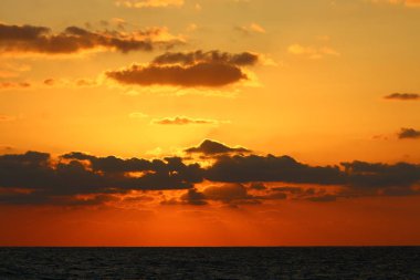 Güneş ufukta Akdeniz'de ayarlar ve gün sona erer 