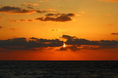 Güneş ufukta Akdeniz'de ayarlar ve gün sona erer 
