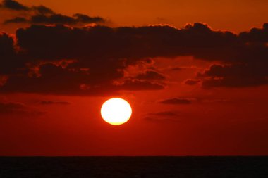 Güneş ufukta Akdeniz'de ayarlar ve gün sona erer 