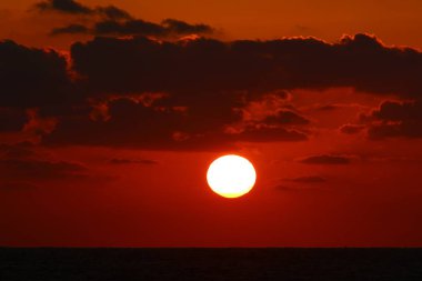 Güneş ufukta Akdeniz'de ayarlar ve gün sona erer 