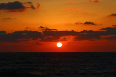 Güneş ufukta Akdeniz'de ayarlar ve gün sona erer 