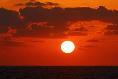 Güneş ufukta Akdeniz'de ayarlar ve gün sona erer 