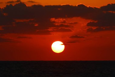 Güneş ufukta Akdeniz'de ayarlar ve gün sona erer 