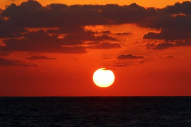 Güneş ufukta Akdeniz'de ayarlar ve gün sona erer 