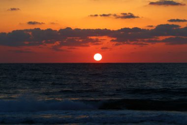 Güneş ufukta Akdeniz'de ayarlar ve gün sona erer 