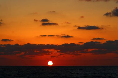 Güneş ufukta Akdeniz'de ayarlar ve gün sona erer 