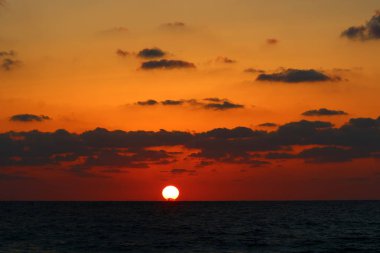 Güneş ufukta Akdeniz'de ayarlar ve gün sona erer 