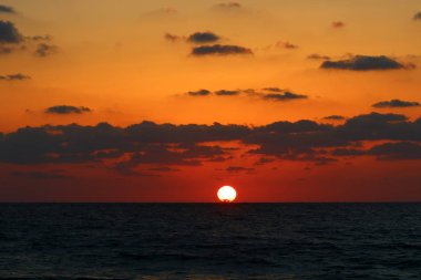 Güneş ufukta Akdeniz'de ayarlar ve gün sona erer 