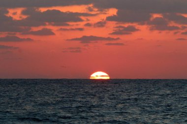 Güneş ufukta Akdeniz'de ayarlar ve gün sona erer 