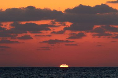 Güneş ufukta Akdeniz'de ayarlar ve gün sona erer 