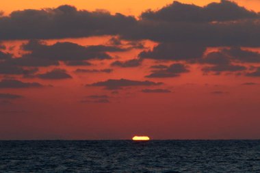 Güneş ufukta Akdeniz'de ayarlar ve gün sona erer 