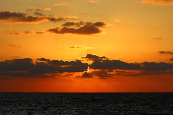 Ήλιος Δύει Πάνω Από Τον Ορίζοντα Της Μεσογείου Και Τελειώνει — Φωτογραφία Αρχείου