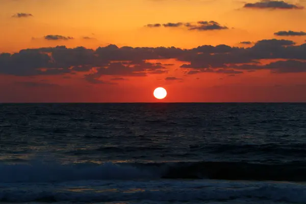 Солнце Садится Над Горизонтом Средиземном Море Заканчивается Днем — стоковое фото