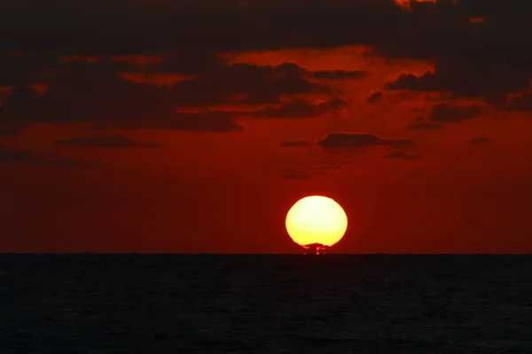 Sol Põe Sobre Horizonte Mediterrâneo Termina Dia — Fotografia de Stock