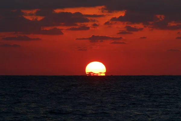 Solen Går Ner Över Horisonten Medelhavet Och Slutar Dagen — Stockfoto