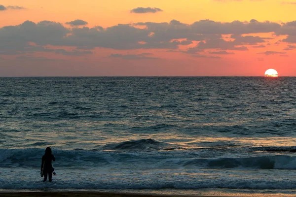 Солнце Садится Над Горизонтом Средиземном Море Заканчивается Днем — стоковое фото