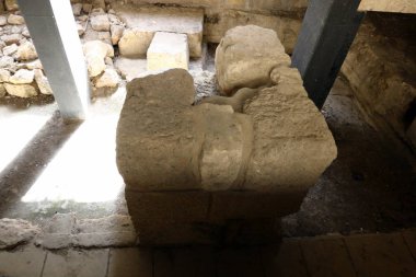 taş doku, kayalar ve eski taş binalar 