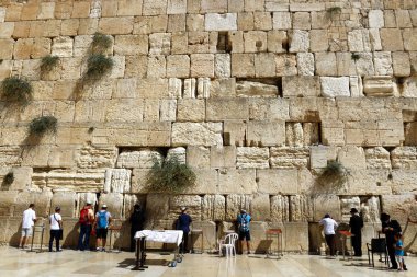 taş doku, kayalar ve eski taş binalar 