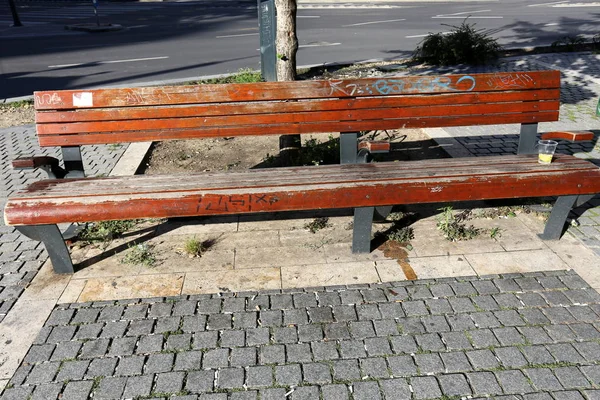 Een Bankje Staat Een Stadspark Israël — Stockfoto