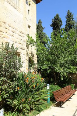 İsrail şehir parkında bir Bank standları 