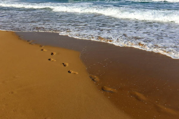 Pegadas Areia Nas Margens Mar Mediterrâneo Norte Israel — Fotografia de Stock
