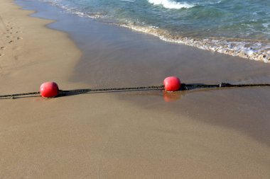 En banyo plaj yüzen bir ip ile çit yer 
