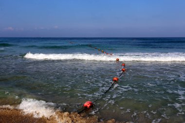 En banyo plaj yüzen bir ip ile çit yer 