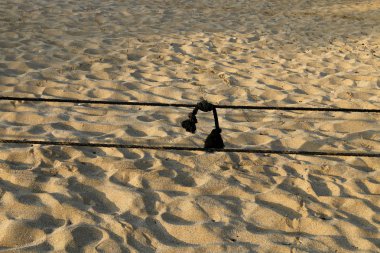 En banyo plaj yüzen bir ip ile çit yer 