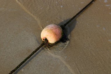 En banyo plaj yüzen bir ip ile çit yer 