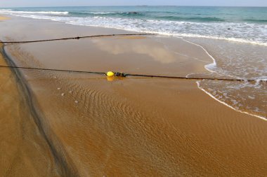 En banyo plaj yüzen bir ip ile çit yer 