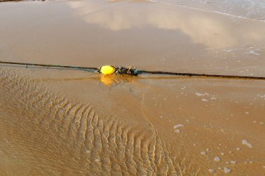 En banyo plaj yüzen bir ip ile çit yer 