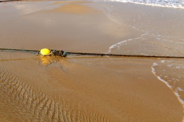 En banyo plaj yüzen bir ip ile çit yer 