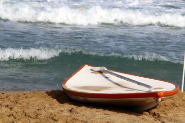 denizin kenarında sahilde tekne Kurtarma Servisi 