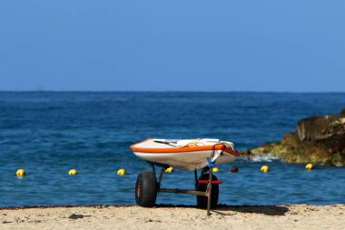 denizin kenarında sahilde tekne Kurtarma Servisi 