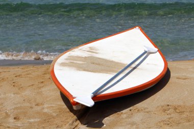 denizin kenarında sahilde tekne Kurtarma Servisi 