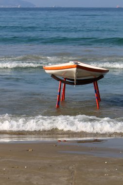 denizin kenarında sahilde tekne Kurtarma Servisi 