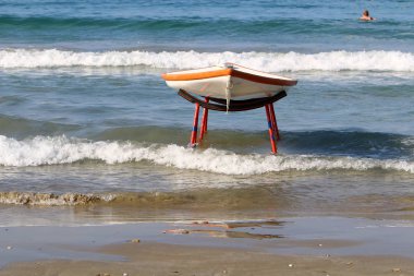 denizin kenarında sahilde tekne Kurtarma Servisi 